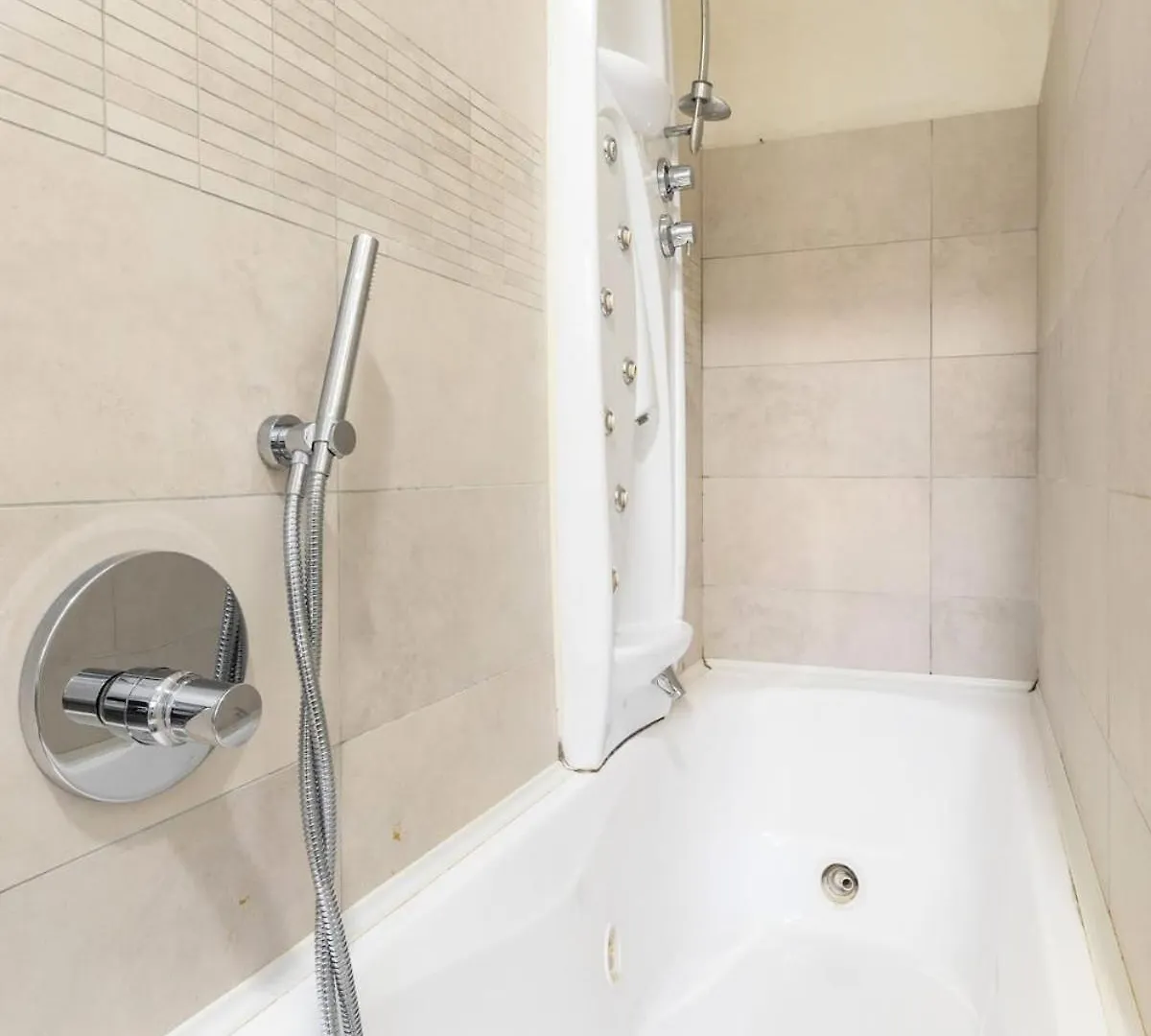 Stylish Apartment With Private Parking, Garden And Metro Rome
